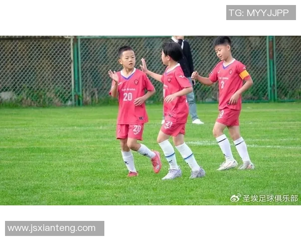 与足球巨星并肩合影体验 成就梦想瞬间见证荣耀时刻 与足球巨星并肩合影体验 成就梦想瞬间见证荣耀时刻