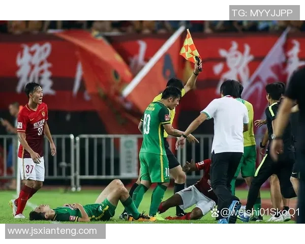 失误频繁引发争议 足球球星如何在风头中逆转命运